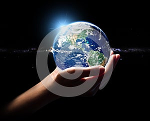 Hand hold earth in universe environment element fini