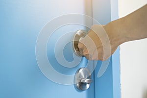 Hand hold handle of door