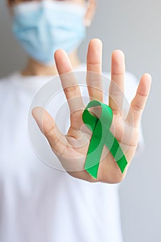 Mano posesión verde cinta hígado, bilis tubería, rinón cáncer a conciencia un mes. cuidado de la salud a 