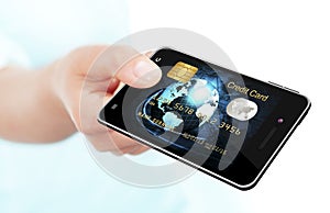 Ruka držení mobilní telefon úvěr karta obrazovka 