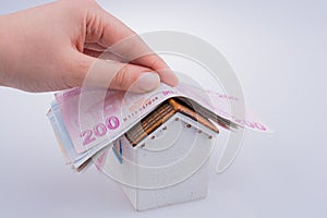 Ruka držanie turečtina líra bankovky na strecha z dom 