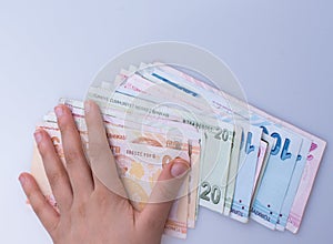 Ruka držanie líra bankovky v ruke 