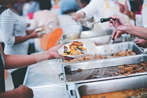 Mano de hambriento está esperando gratis comida voluntarios 