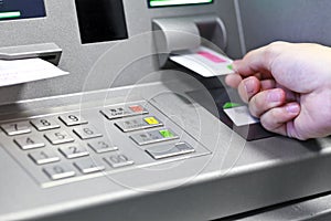 Mano inserción crédito tarjeta Banco máquina sobre el lunes 
