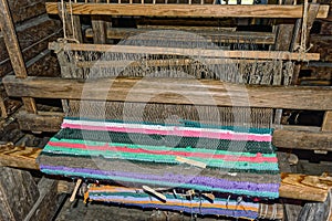 Hand loom with carpet on threads