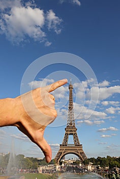 hand that measures with the span the Eiffel Tower