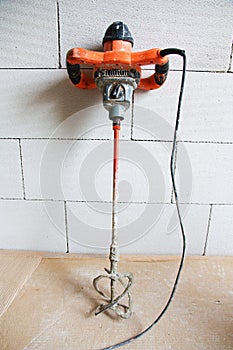 Hand mixer for mixing concrete