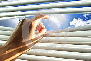 Hand open the jalousie.