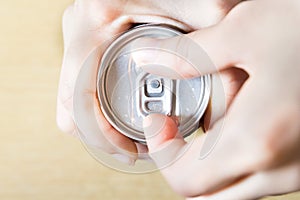Hand opening can, Close up of pull can tab opening