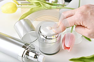 Hand pumping natural skincare bottle, Cosmetic bottle containers packaging with tulip flower essence