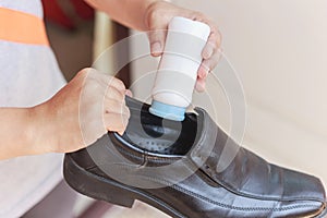 Hand put powder to a shoe, odor stop