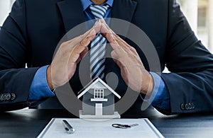 Hand a real estate agent, prevent the home model and explain the business contract, rent, buy, mortgage, loan, or home insurance