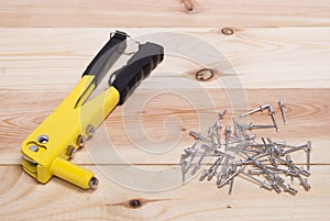 Hand rivet gun