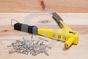 Hand rivet gun