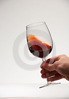 Ruka trasenia červené víno sklo 