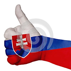 Gesto ruky s palcom hore vo farebnej slovenskej štátnej vlajke ako symbol dokonalosti, úspechu, dobra