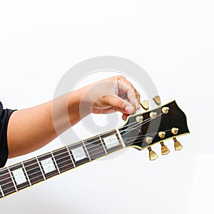 Hand tuning the electric guitar