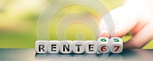 Hand turns dice and changes the German Expression `Rente 67` `pension 67` to `Rente 65` `pension 65`.