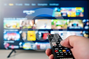 Mano televisione a distanza mirato il grande 4un appartamento schermo televisione sfocato fuori televisione divertimento sistema 