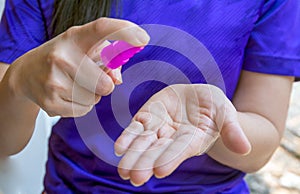 Hand washing with alcohol gel to eliminate bacteria and viruses