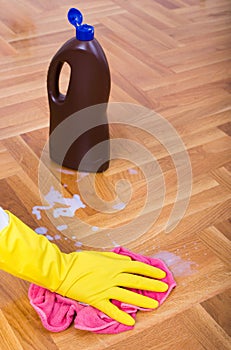 Hand wiping parquet