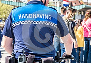 The handhaving police department having a look in the streets