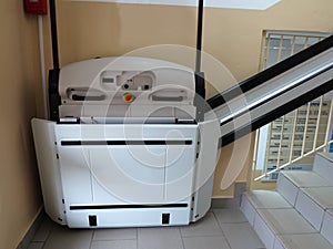 Handicap elevator, lift for invalid wheelchair