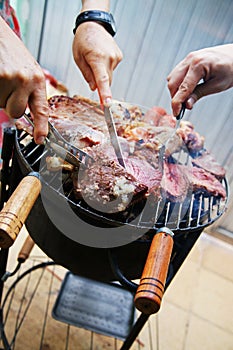 Handling and cutting barbecue meat