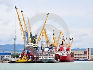 Handling of deck cargo