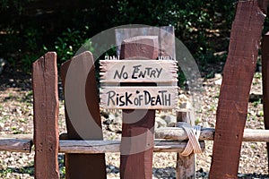 A handmade sign warning of the danger of death and no entry