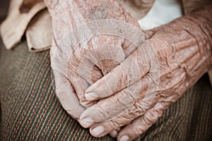 Ruky ázijský staršie žena pochopí jej ruka na klin pár z staršie vrásčitý ruky v modlitba v jeho dom druh 