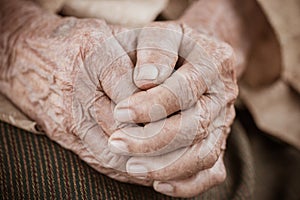 Ruky ázijský staršie žena pochopí jej ruka na klin pár z staršie vrásčitý ruky v modlitba a stopy z tvrdý láskavosť 