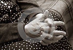 Ruky z staršie žena 
