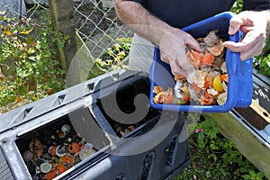 Ruky vyprazdňování kontejner plný z domácí jídlo odpad 