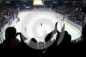 Ruky fanúšikov na hokejovom zápase, ľudia podporujú tím