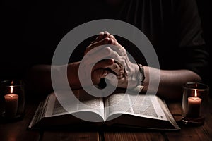 Manos doblada en oración sobre el Sagrada Biblia en iglesia fe generado 