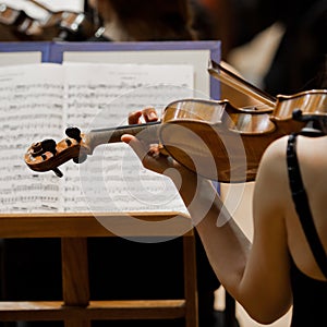 Hands girl playing the violin