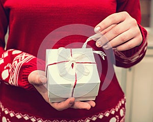 Manos de en un suéter posesión regalo de navidad cabina 