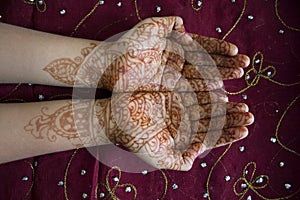 Hands with henna img