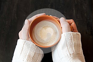 Manos posesión taza de café con corazón Rostro 