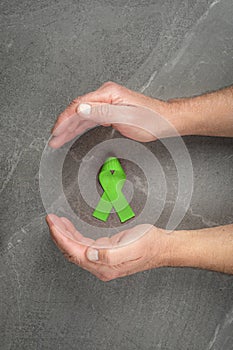 Manos posesión verde cinta cáncer 