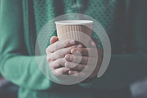 Ruky držanie pohár z káva 