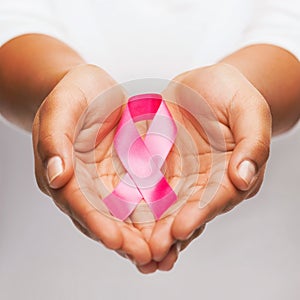 Ruky držení růžový prsa rakovina povědomí stuha 