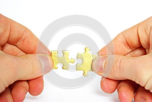 Hands holding puzlle