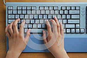 Hände auf der Tastatur 