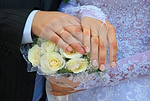 Hands of newlywedses