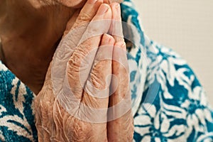 Ruky v modlitba starý žena modlí 