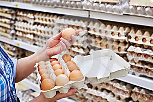 En manos mujer embalaje huevos en 