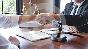 Po dobrý konať vyjednávanie spolupráce profesionálne samec právnik alebo poradca a zákazník pracovné právne 