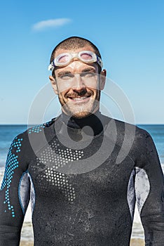Bello nuotatore ritratto sul Spiaggia 